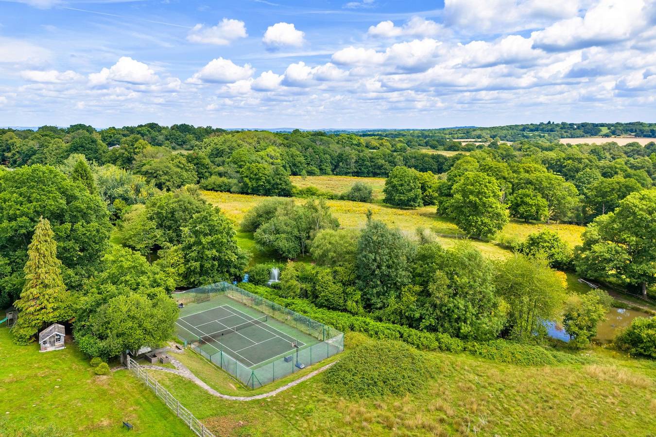Sandhill Cottage with Hot Tub in Worth (West Sussex), West Sussex