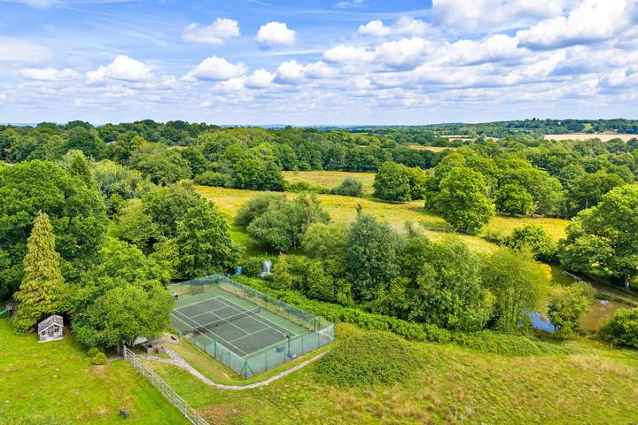 Sandhill Cottage with Hot Tub in Worth (West Sussex), Sussex Occidental