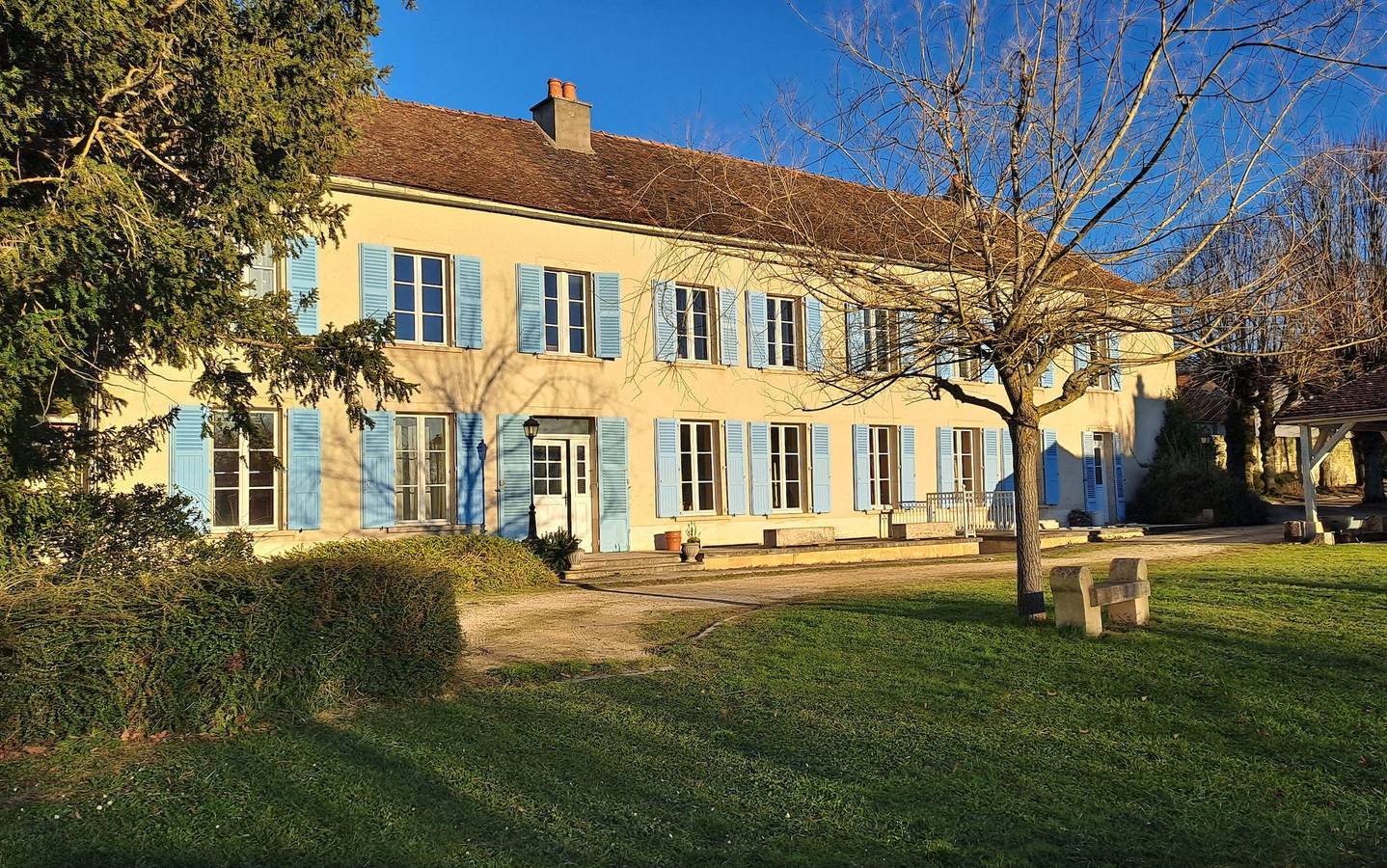 Domaine des Tilleuls - Grand Jardin avec Piscine privée sur le Canal de Bourgogne in Ravières, Arrondissement d'Avallon