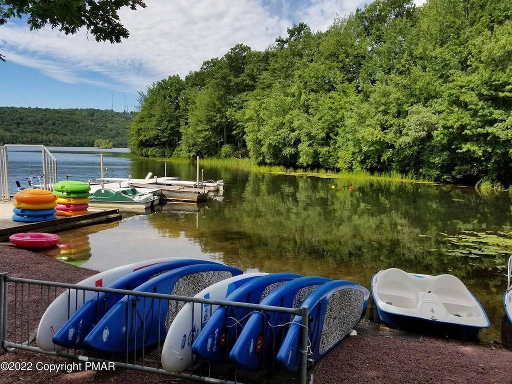 Lake Harmony Beautiful Townhome with Ski Slope Views, privacy-clean and cozy! in Hickory Run State Park