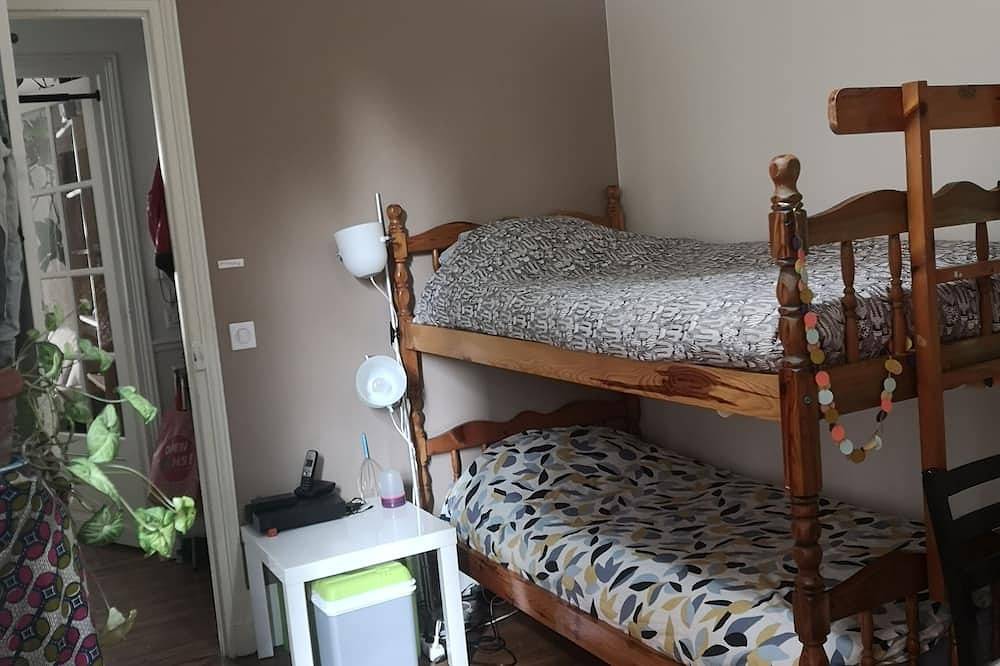 Apartamento entero, In the heart of a lively district, Wi-Fi, shops, parks and transport nearby.  in París, Isla de Francia