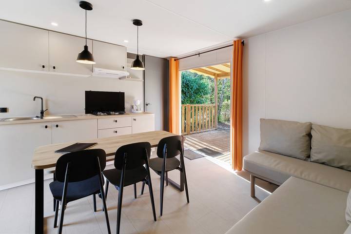 Mobil home pour 6 personnes, avec bassin pour enfant et jardin, adapté aux familles à Bouzic - 4