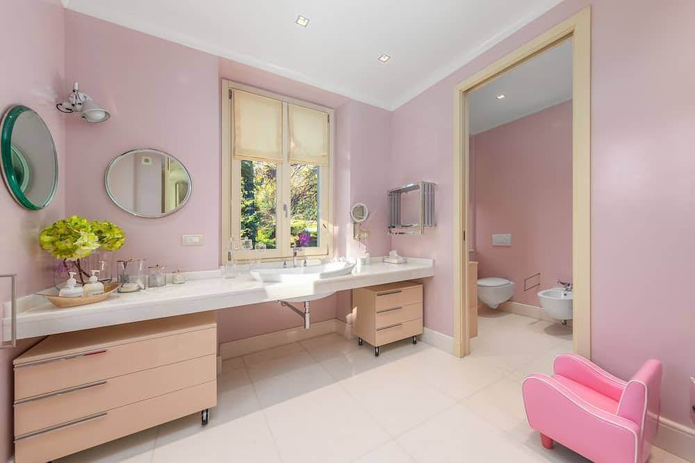 Luxury Lake Como Villa with indoor heated pool and outdoor pool - Fully Staffed in Mezzegra, Gemeinde Tremezzina