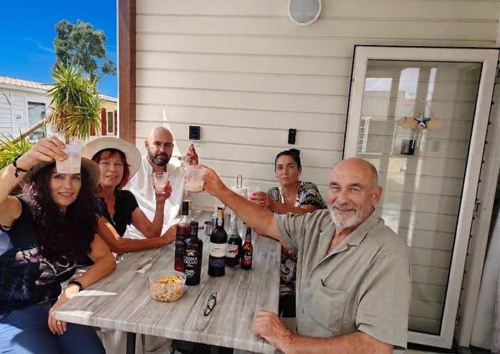Camping pour 5 personnes, avec Balcon et Terrasse ainsi que Jardin et Bassin pour enfant