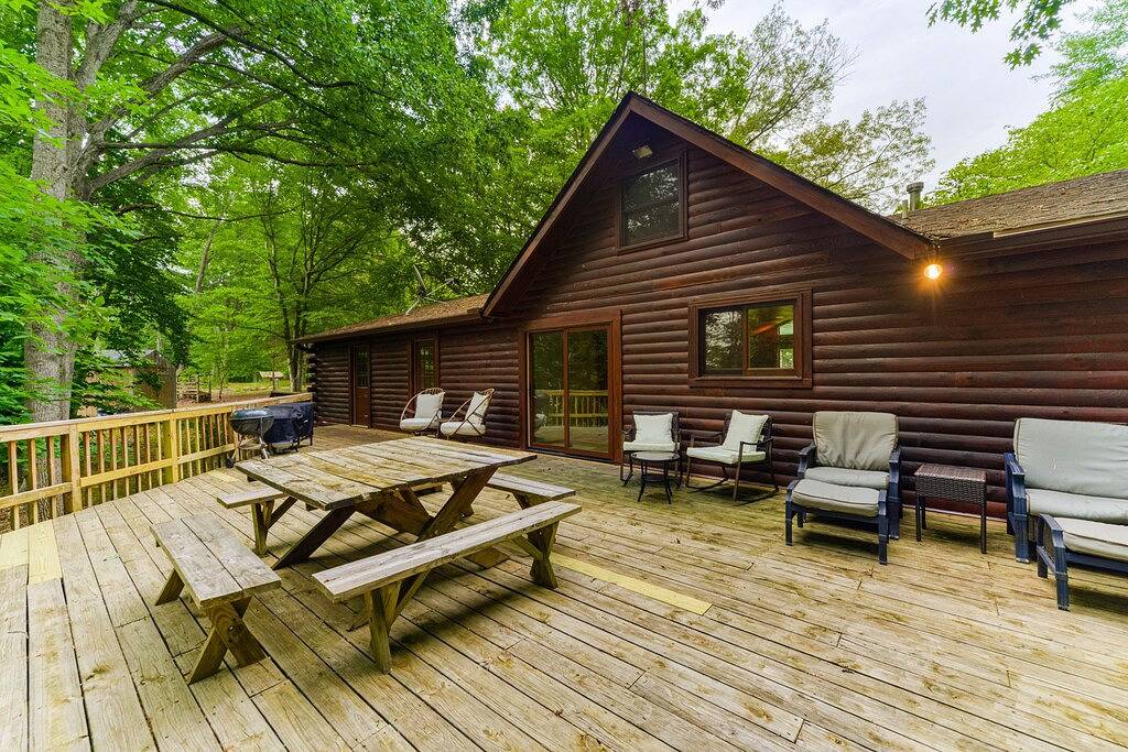 Lakeside log home with a private deck, Wifi, firepit, central Ac, & washer/dryer in Lake Anna