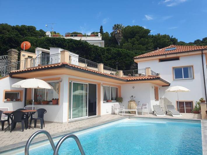 Ferienhaus für 6 Personen, mit Balkon und Terrasse sowie Pool und Ausblick