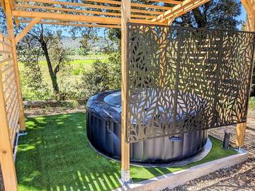 Gîte pour 2 personnes, avec terrasse ainsi que jacuzzi et jardin à Saint-Restitut