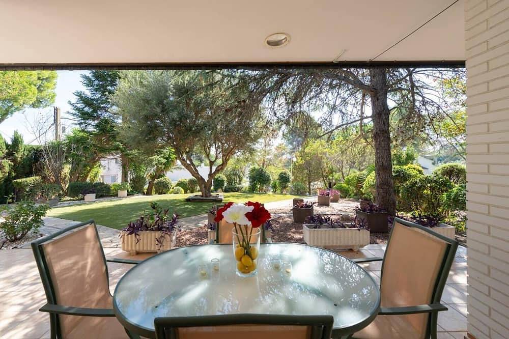 Casa Cal Farré next Barcelona Center in Pallejà, Barcelona Inland