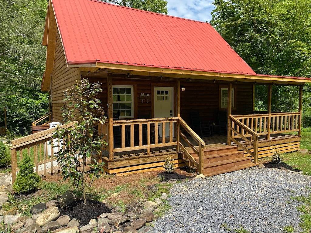 Creekside Cabin • Hot Tub, Firepit & Views in Cosby (TN), Cocke County