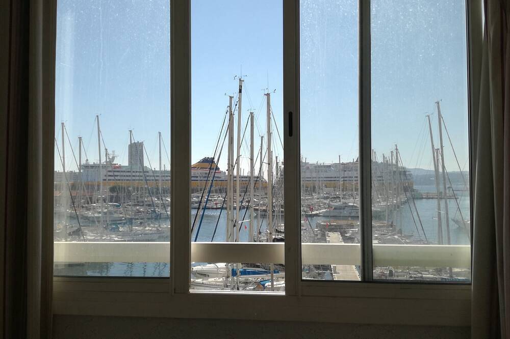 Appartement entier, T1 vue mer Port de Toulon...... in Toulon, Côte méditerranéenne (France)