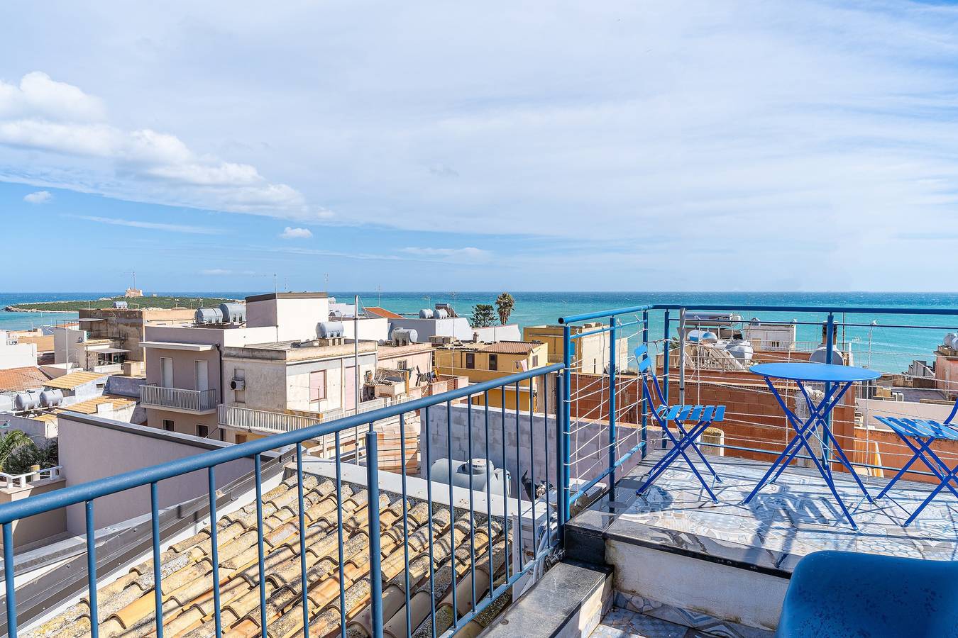 Apartamento entero, Apartamento 'Blue House con Terraza', vistas al mar, Wi-Fi y aire acondicionado in Capo Passero, Portopalo di Capo Passero