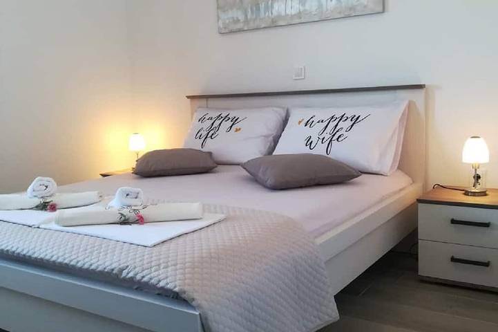 Ferienwohnung für 5 Personen, mit Terrasse und Garten in Karlobag - 2