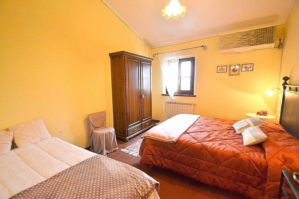 Villa Lamina Piccola: A characteristic and welcoming three-story apartment that is part of an ancient country house in the characteristic style of the Tuscan countryside, with Free Wi-Fi. in Cortona, Arezzo Provinz