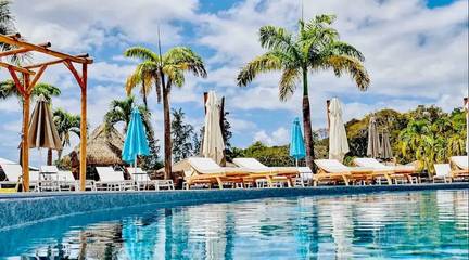 Gîte pour 3 personnes, avec terrasse et piscine à Grand-Bourg
