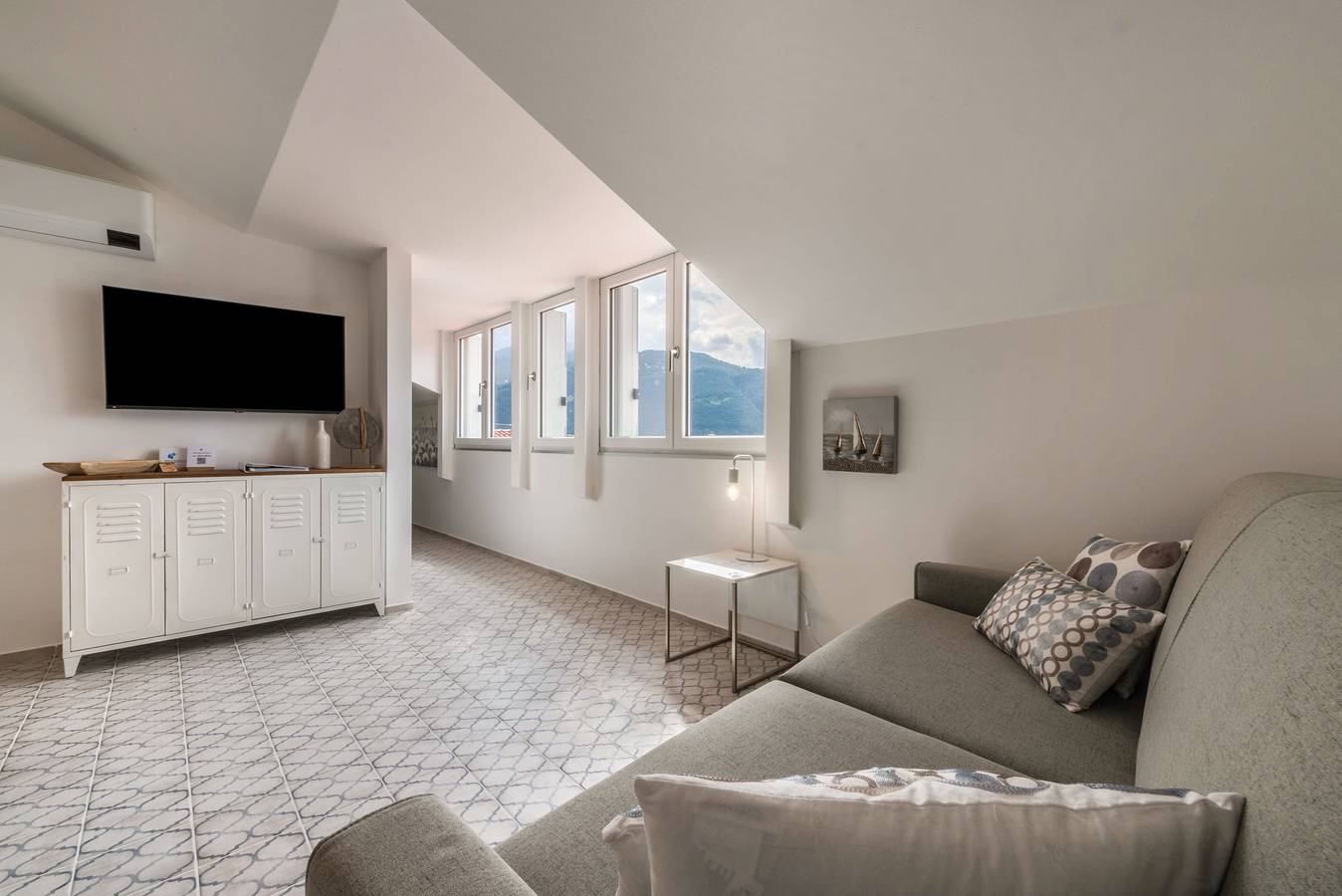 Appartamento intero, Casa Royale Appartamento Aria. Vista lago, montagne e borgo, Wi-Fi, A/C in Lierna, Prealpi Bergamasche Occidentali