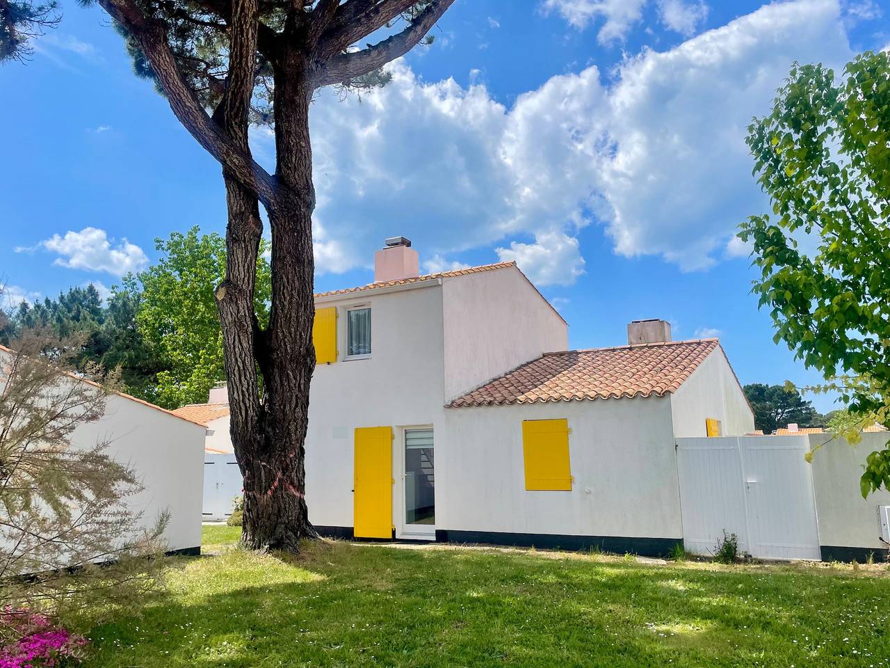 House with heated pool, tennis, Wi-Fi 600m from the sea in Bretignolles-sur-Mer, Loire Valley