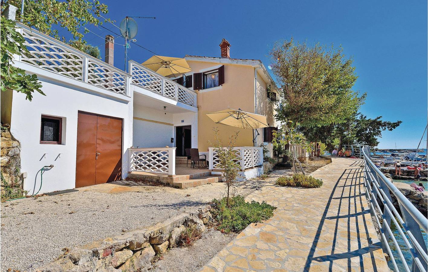 Escapade en bord de mer : appartement confortable de 76 m² avec terrasse et barbecue in Novalja, Pag