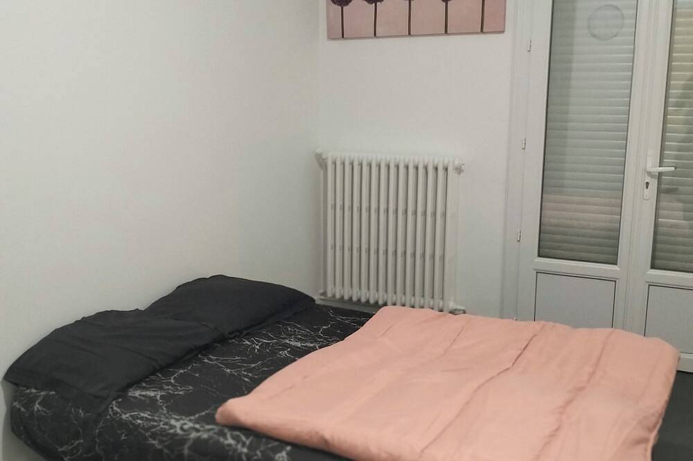 Self-contained room with terrace and kitchenette in Saint-Pavace in Saint-Pavace, Sarthe