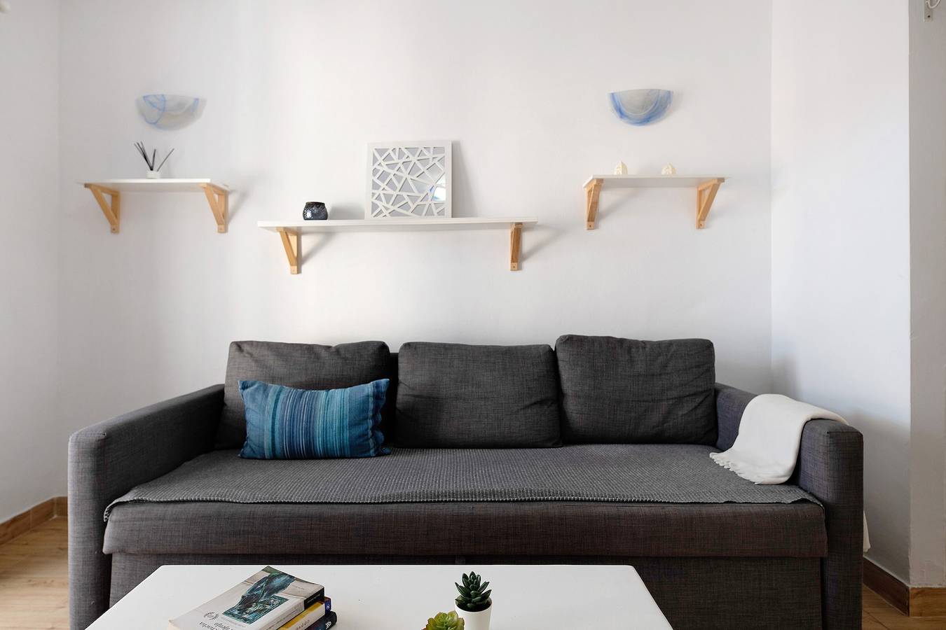 Apartamento entero, Apartamento vacacional "Casa Gloria" con piscina compartida, terraza privada y Wi-Fi in Puerto del Carmen, Tías