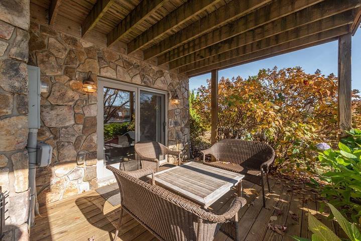 Vacation rental for 12 people, with pool and balcony as well as hot tub, with pets in McHenry