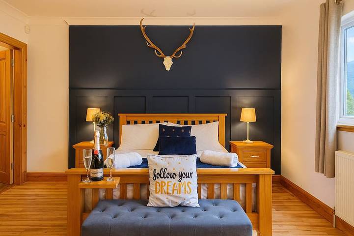Highland Getaway w/ Hot Tub, Cinema & Log Fire in Loch Lomond, Argyll & Bute