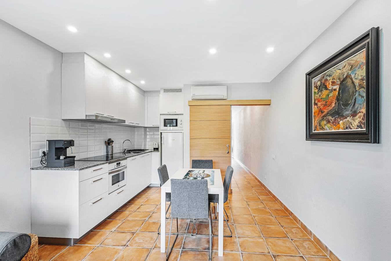 Apartamento entero, Apartamento 'Cal Ton' con vistas a la montaña, jardín compartido y aire acondicionado. in San Quirico Safaja, Interior de Barcelona