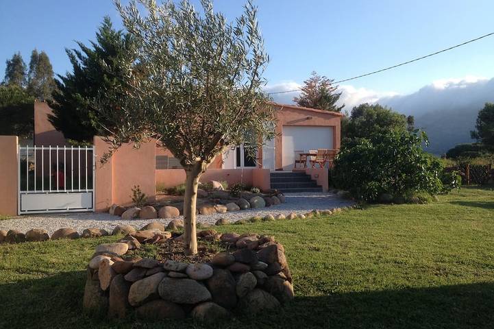 Förderung! Eine charmante Villa mit einem schönen Garten und Blick auf die Berge in Calenzana, Calvi und Umgebung