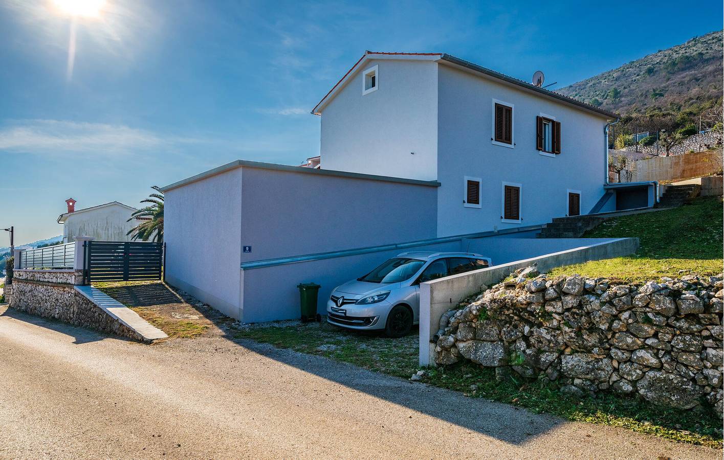 Apartment mit Meerblick, Terrasse, Parkplatz und WLAN – 1,5 km vom Strand entfernt in Raša, Ostküste Istrien