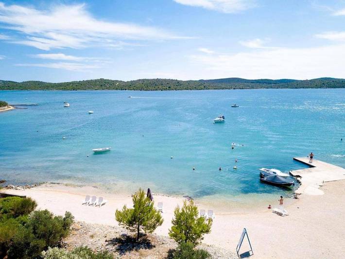 Camping pour 6 personnes, avec jardin ainsi que vue et piscine, adapté aux familles à Pirovac - 4
