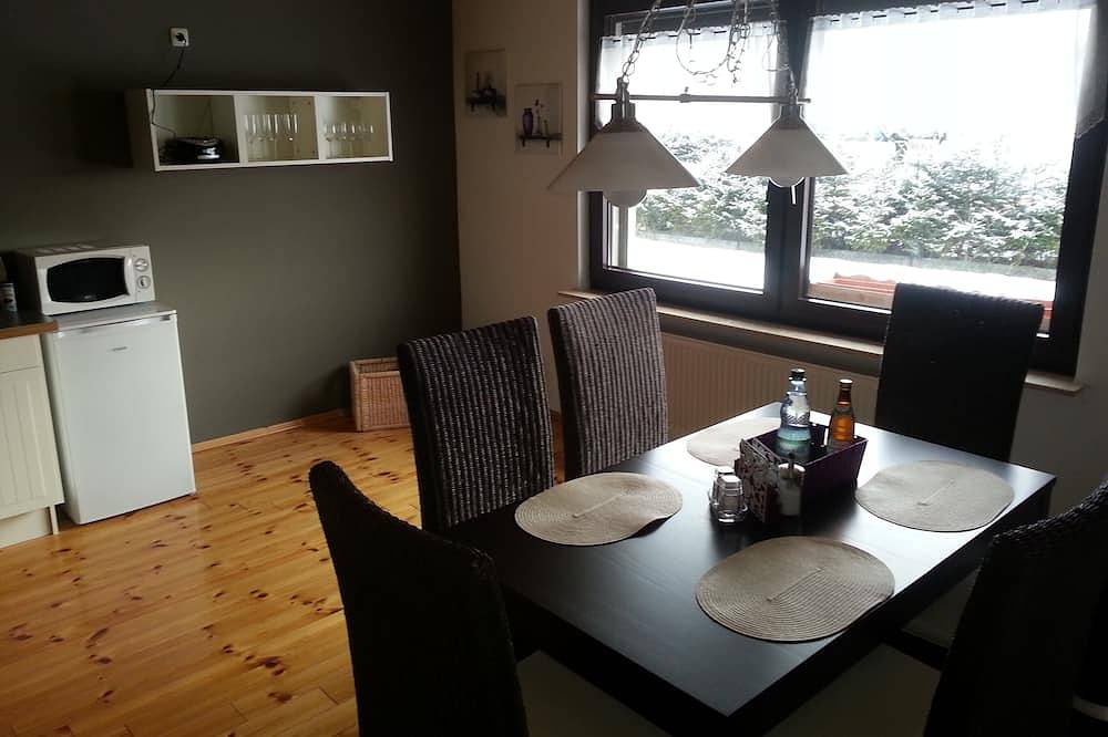 Apartamento entero, 2 dormitorios, amplio salón, piscina, wifi gratis, chimenea, acogedor moderno, terraza, Gs, parrilla in Henschleben, Corazón de Turingia