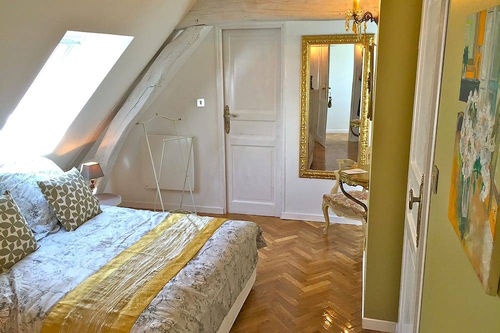 Sarah Room: Maison Elincourt B&B/ Bed and Breakfast and Spa + breakfast + Spa in Élincourt-Sainte-Marguerite, Oise