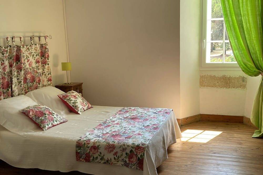 Maison en pierres avec piscine et jardin, jusqu'à 6 personnes, 3 chambres in Bouniagues, Périgord Pourpre