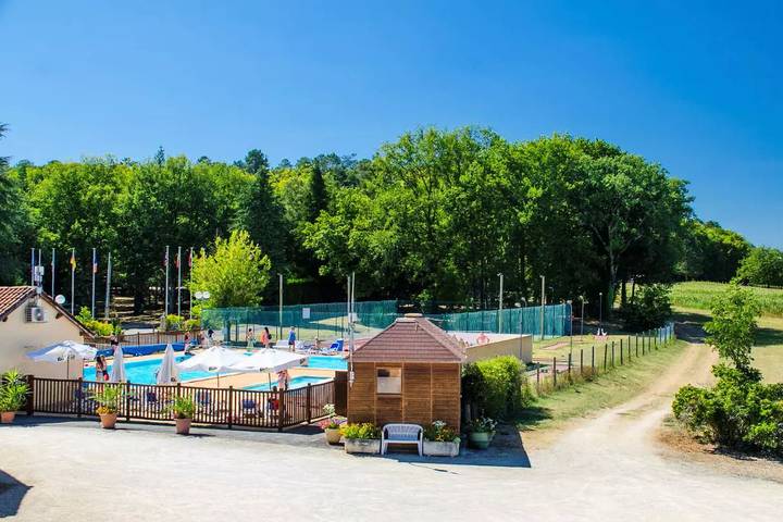 Camping pour 4 personnes, avec piscine et terrasse, animaux acceptés dans Périgord Noir - 2