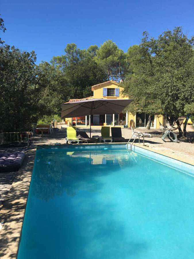 Location de vacances pour 5 personnes, avec piscine ainsi que vue et jardin à Barjols
