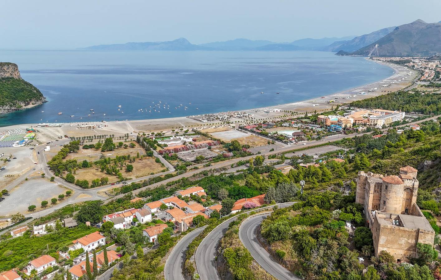 Apartment mit Meerblick, WiFi, AC & Parkplatz, 2km zum Strand in Praia a Mare, Tyrrhenische Küste Kalabrien