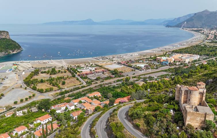 Appartamento con vista mare, WiFi, AC e parcheggio, a 2 km dalla spiaggia in Praia a Mare, Costa Tirrenica Calabria