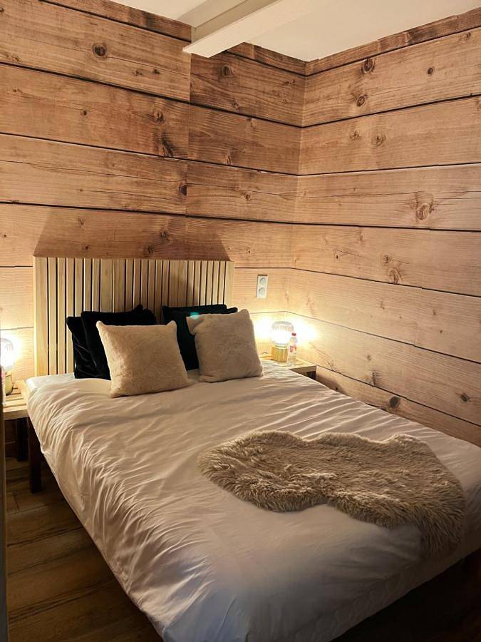 King Room with Spa Bath in Annemasse, Région de Saint-Julien-en-Genevois