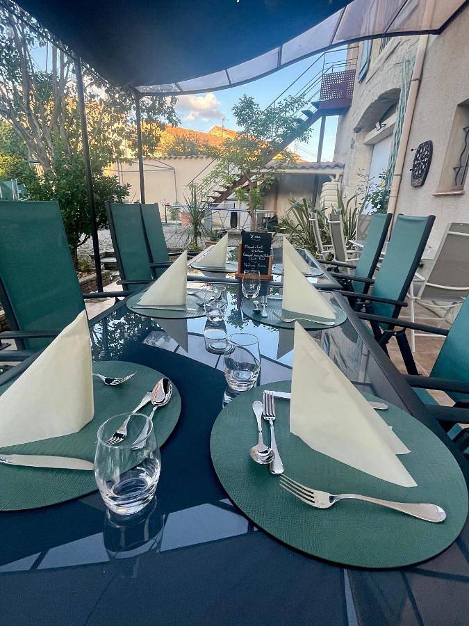 Location de vacances pour 2 personnes, avec vue ainsi que jardin et piscine, adapté aux familles à Argeliers - 2