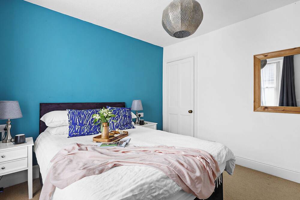 Pretty Kingswear cottage with terrace, river views in Kingswear, Devon