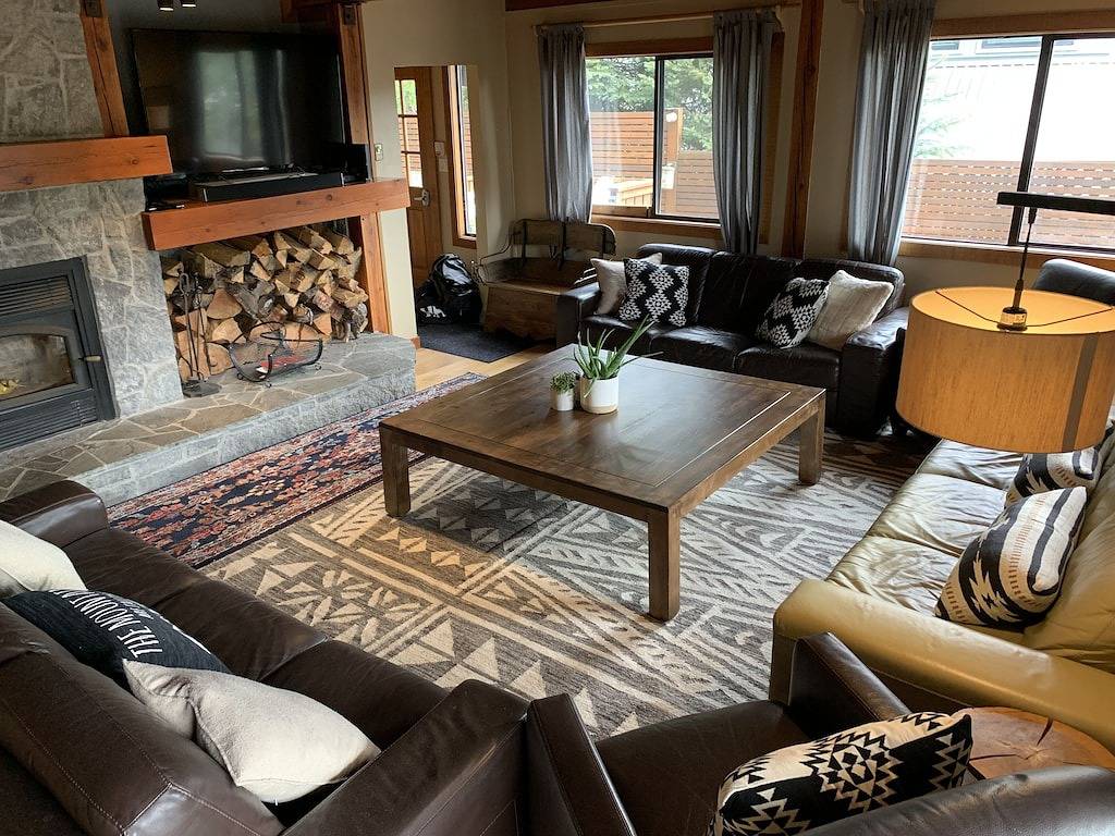 ✨ Valhalla Ski Chalet | Sleeps 14 | Private Hot Tub | Steps to Whistler Village in Whistler, Whistler Blackcomb
