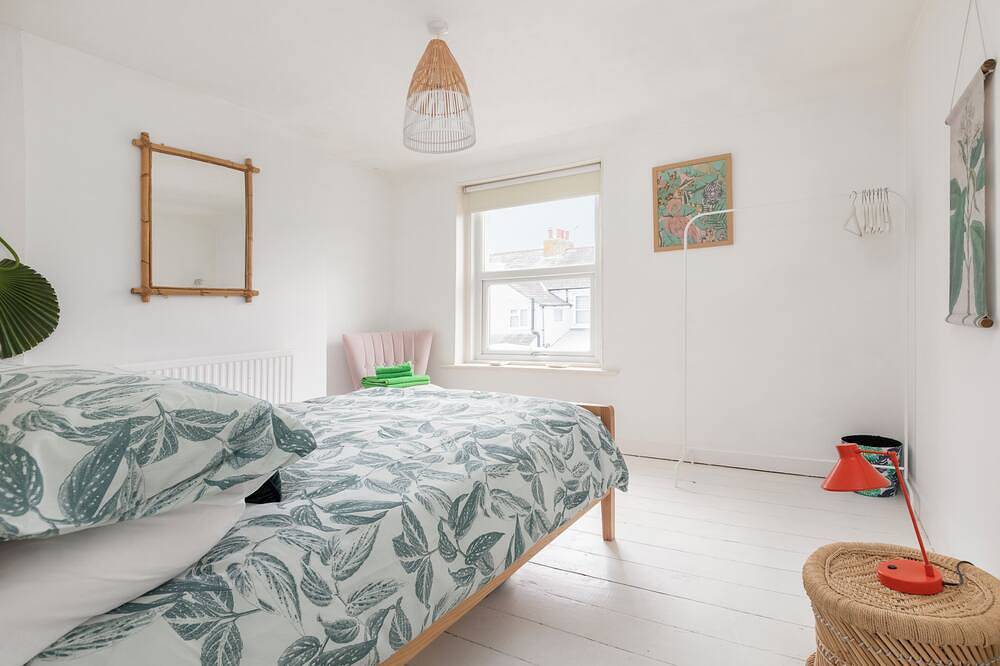 Just one row back from the beach; sea view; family & dog friendly in Deal, Kent