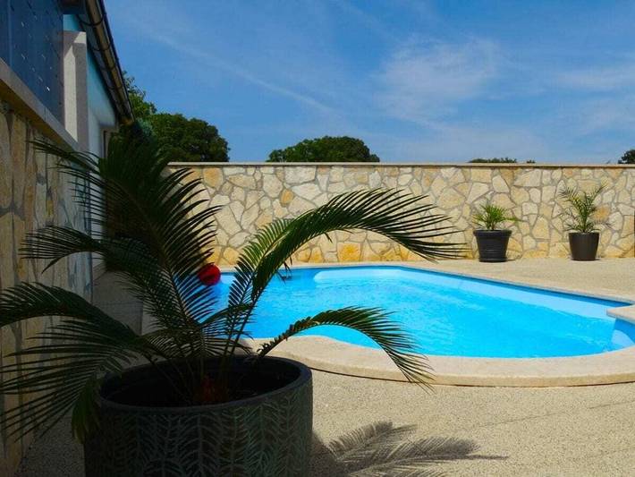 Ferienhaus für 8 Personen, mit Terrasse und Garten sowie Pool in Zbandaj