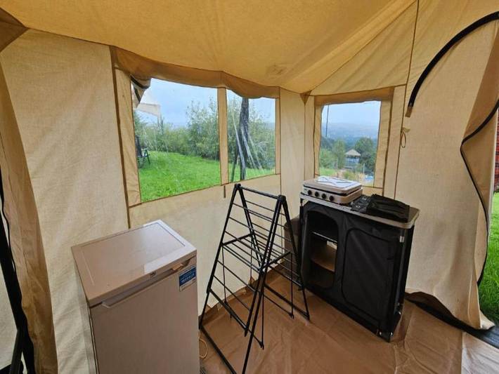 Tente pour 12 personnes, avec jardin et terrasse, animaux acceptés dans Ardennes (Belgique) - 2