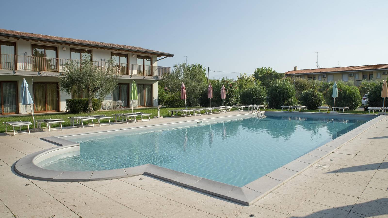 Appartamento intero, Junior Suite 2 con piscina condivisa e balcone in Manerba del Garda, Prealpi Gardesane