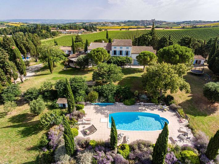 Gîte pour 15 personnes, avec Terrasse ainsi que Jardin et Piscine