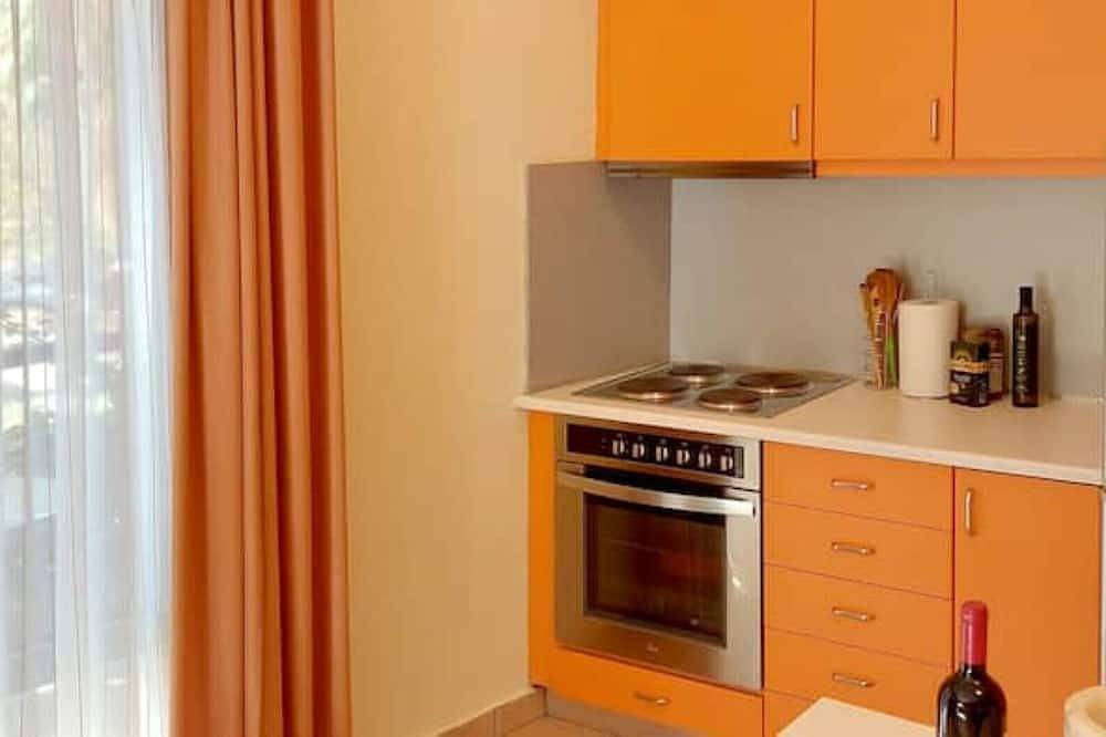 Ganze Wohnung, Eliana's downtown studio in Lesbos