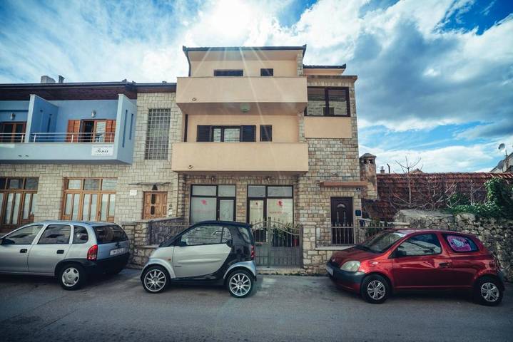 Ferienwohnung für 6 Personen, mit Balkon und Terrasse sowie Seeblick und Ausblick in Grad Imotski