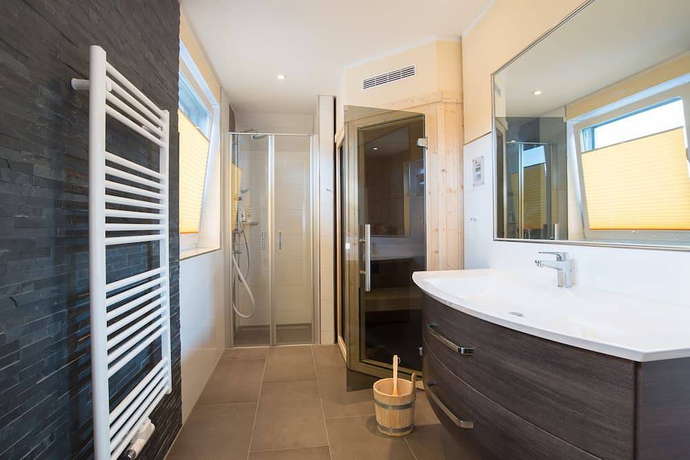 Villa Fleesenstrand am See | mit Außenwhirlpool | Sky Tv | Kamin | Sauna in Göhren-Lebbin, Fleesensee