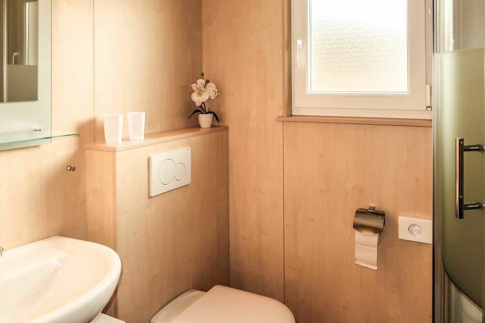 Schöne Wohnung in einem Ferienhaus mit  W-Lan, Pool, Tv, Terrasse und Haustiere erlaubt in Bad Emstal, Hessisches Bergland