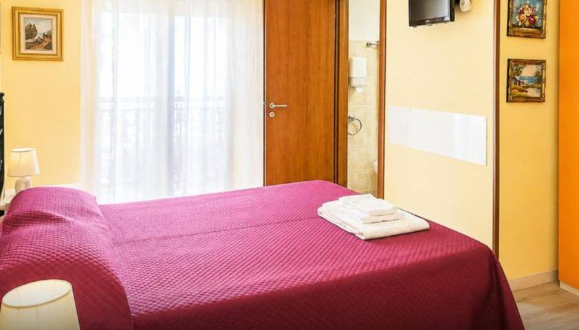 Lumora B&B - Chambre Double Levante avec Balcon, Wi-Fi et Climatisation in Crotone, Province de Crotone